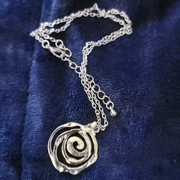 Avon Elegant Silver Swirl Necklace and Earring Set New In Box - Picture 4 of 9